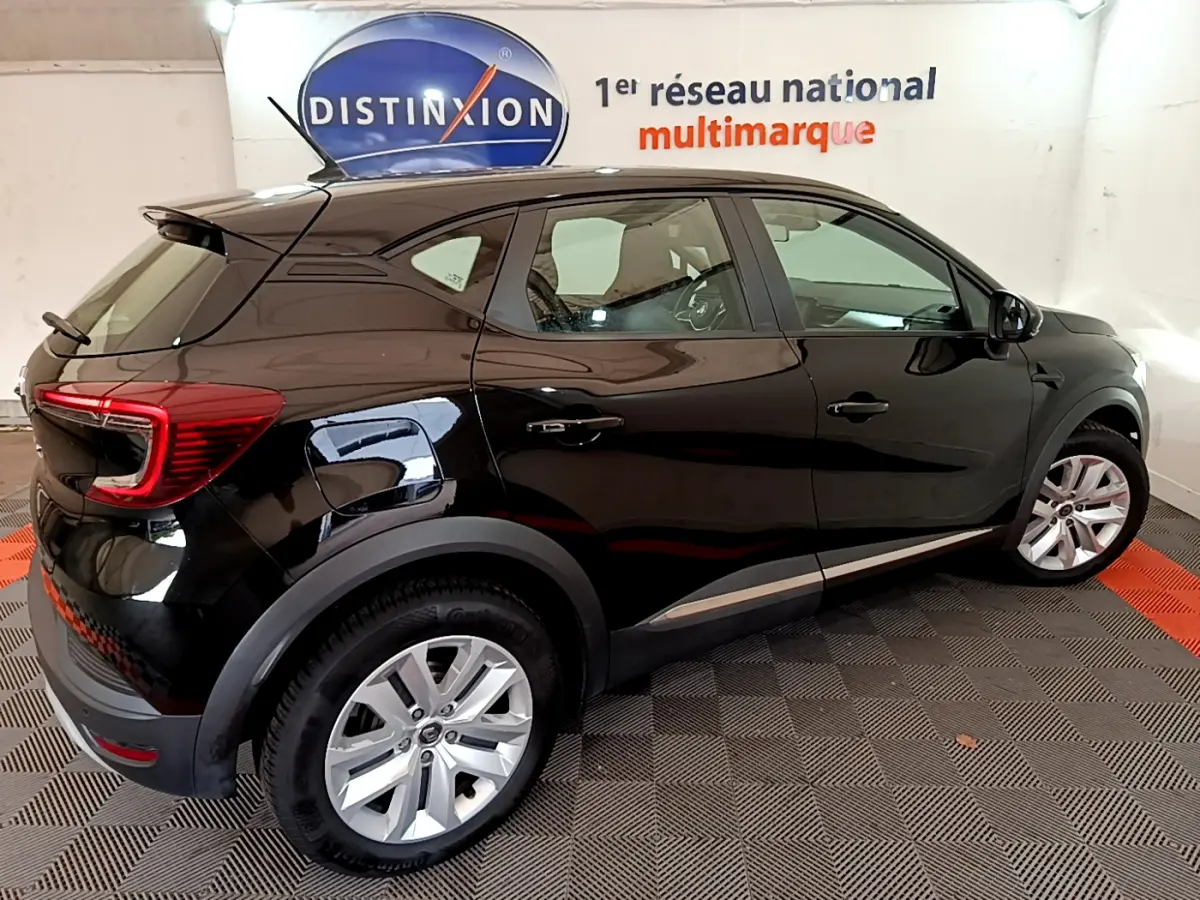 Renault Captur noir vu de profil côté gauche, stationné en intérieur avec jantes argentées et feux arrière LED.