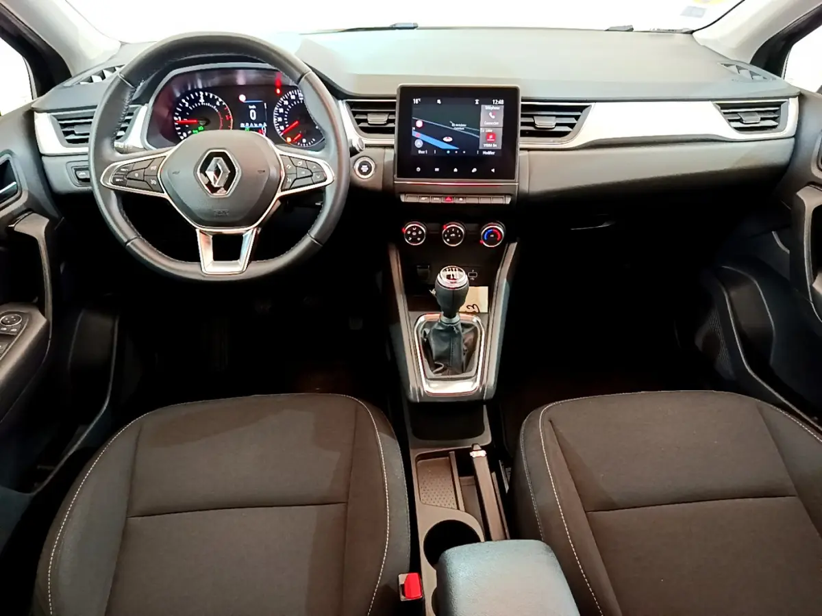 Intérieur noir du Renault Captur Business Blue dCi 95 2020, vue frontale sur le tableau de bord et la boîte manuelle.