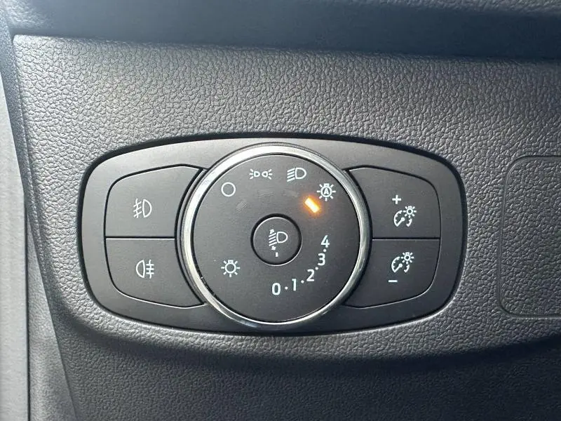 Gros plan sur la commande d'éclairage du tableau de bord d'une Ford Focus 2023 noir Agate métallisé.