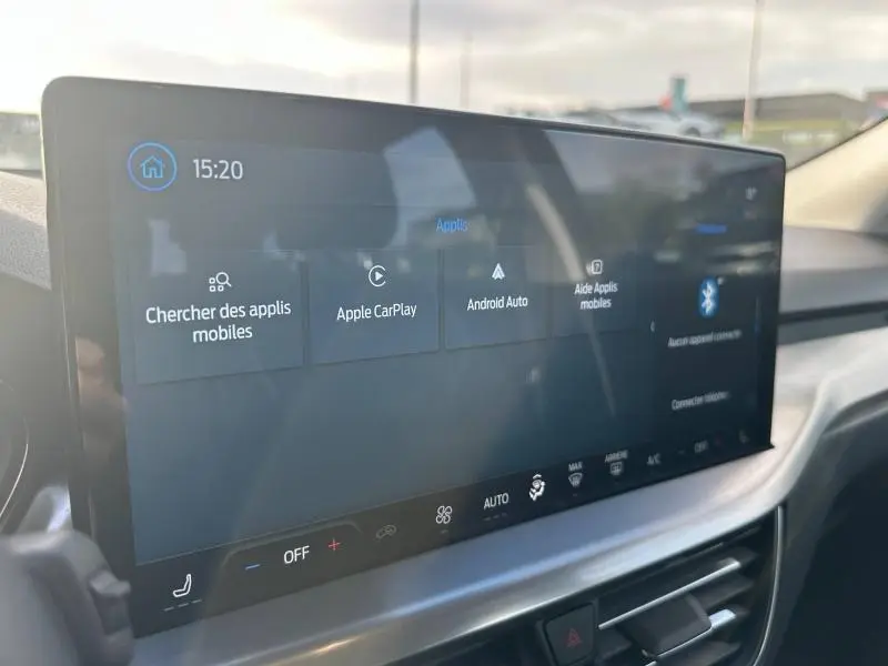 Écran tactile central de la Ford Focus 2023 affichant les options Apple CarPlay et Android Auto en intérieur noir.
