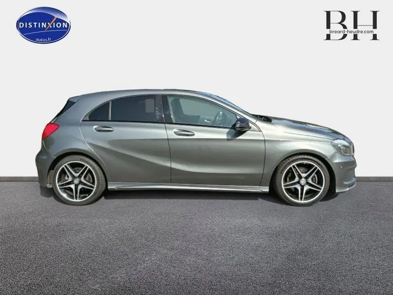 Vue de profil droit d'une Mercedes Classe A 220 CDI Business Executive gris montagne avec jantes alliage 17 pouces.