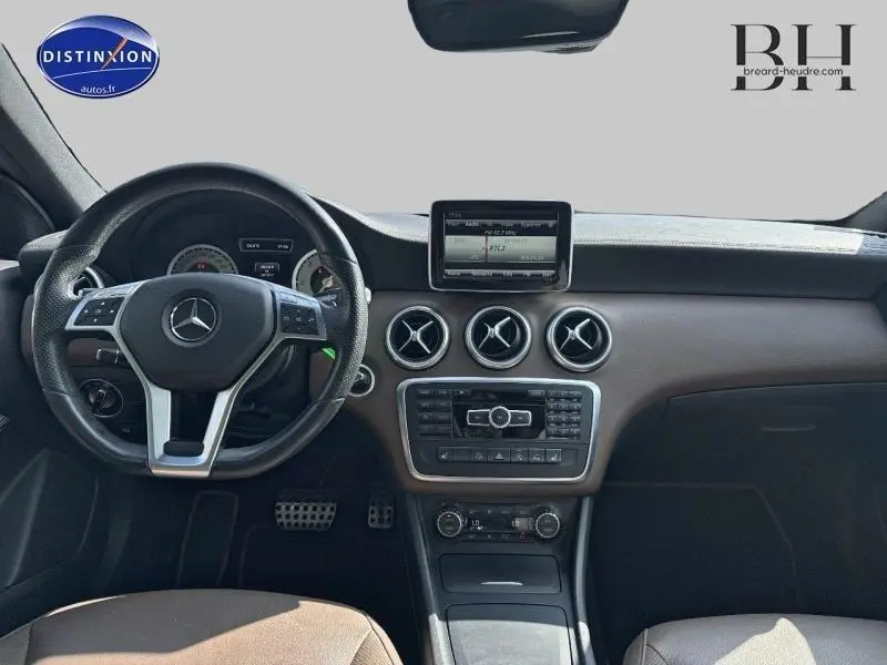 Vue intérieure du tableau de bord de la Mercedes Classe A 220 CDI Business Executive, avec volant cuir et écran central.