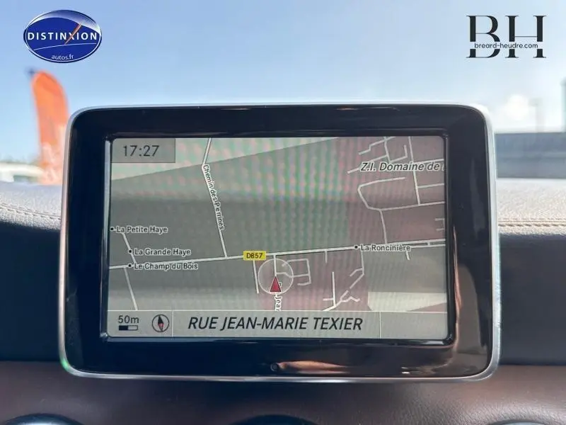 Écran GPS couleur affichant une carte avec la rue Jean-Marie Texier, dans l’habitacle d’une Mercedes Classe A.