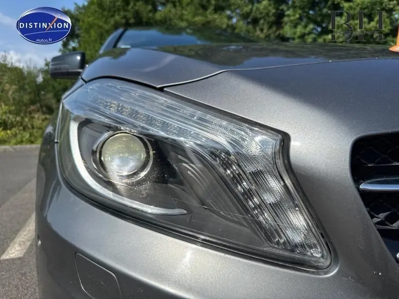 Gros plan sur le phare avant gauche gris montagne d’une Mercedes Classe A 220 CDI Business Executive 2014.