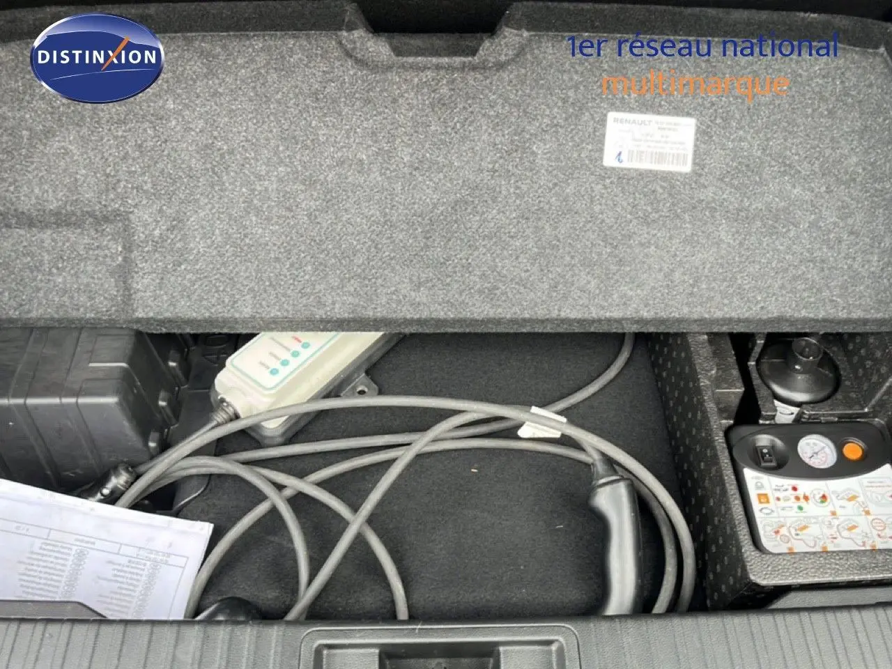 Coffre ouvert montrant le câble de recharge gris du Renault Captur bleu Iron métal avec toit noir, version hybride rechargeable.