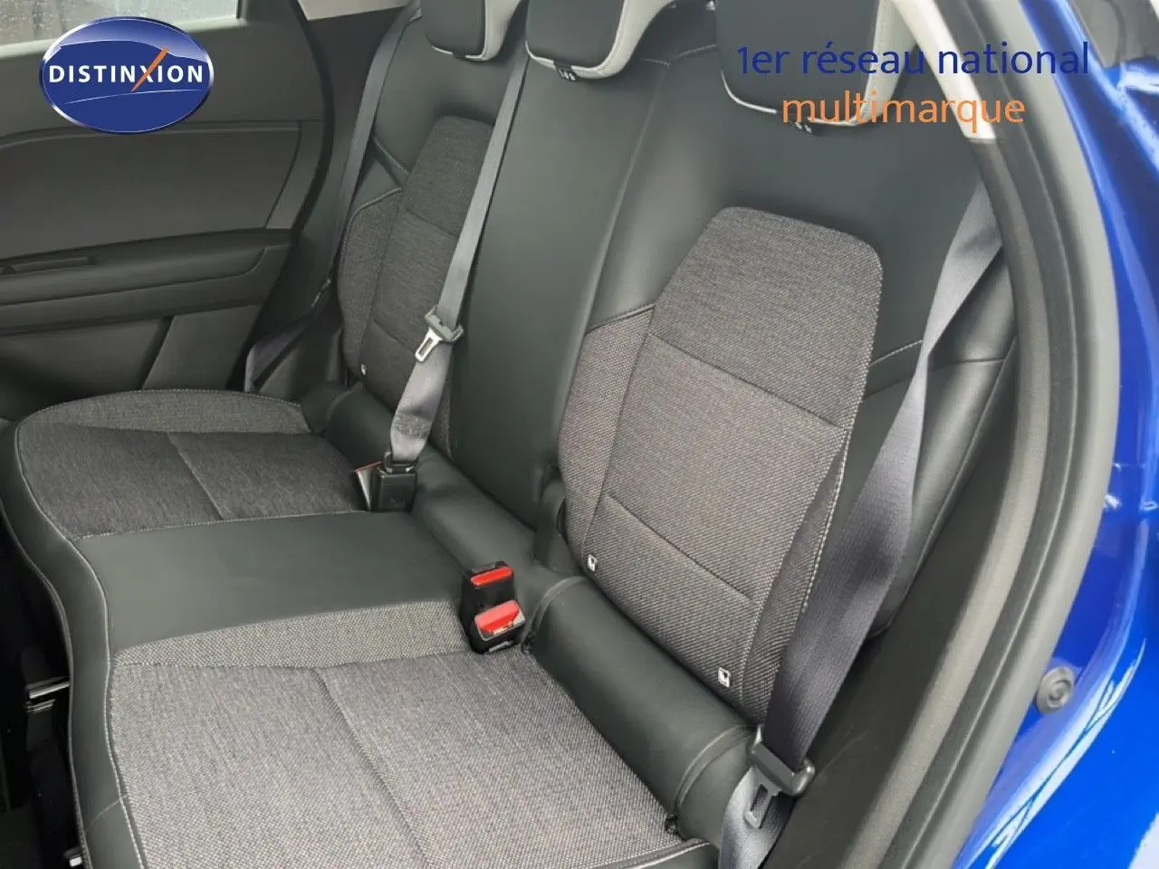 Vue intérieure côté droit sur les sièges arrière en tissu gris et cuir noir du Renault Captur bleu iron metal 2021.