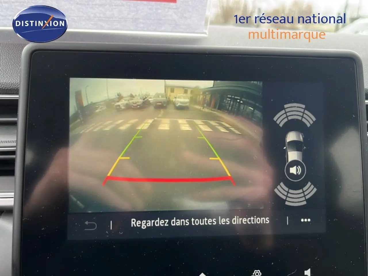 Écran de caméra de recul du Renault Captur 1.6 E-Tech, affichant l'arrière avec lignes de guidage colorées.