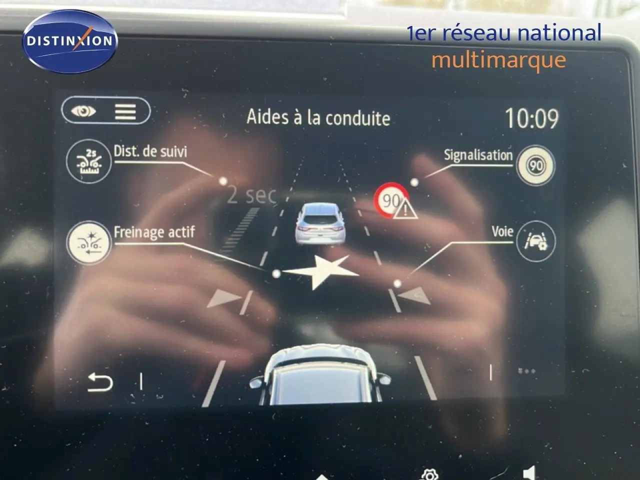 Affichage de l'écran d'aides à la conduite du Renault Captur 1.6 E-TECH, montrant les alertes de distance, freinage et signalisation.