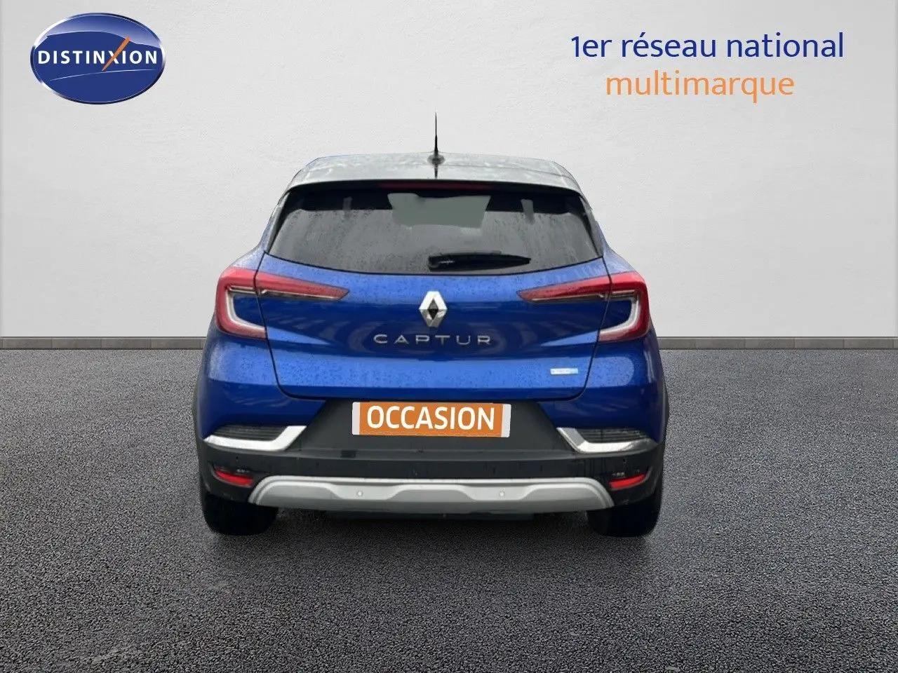 Vue arrière du Renault Captur 1.6 E-TECH bleu Iron Metal avec toit noir, mettant en valeur ses feux LED et son logo central.