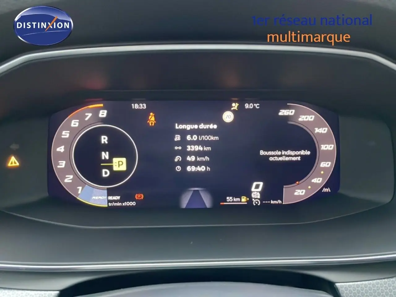 Tableau de bord numérique de la SEAT LEON ST 2025, affichage digital clair avec compte-tours et vitesse en km/h.