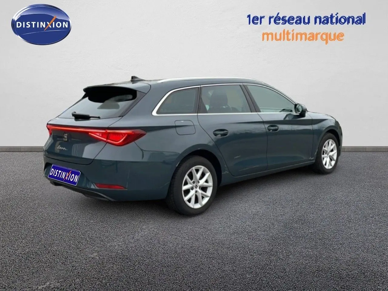 Vue 3/4 arrière droite d'une SEAT LEON ST 2025 bleu Fjord, break compact avec feux arrière LED distinctifs.