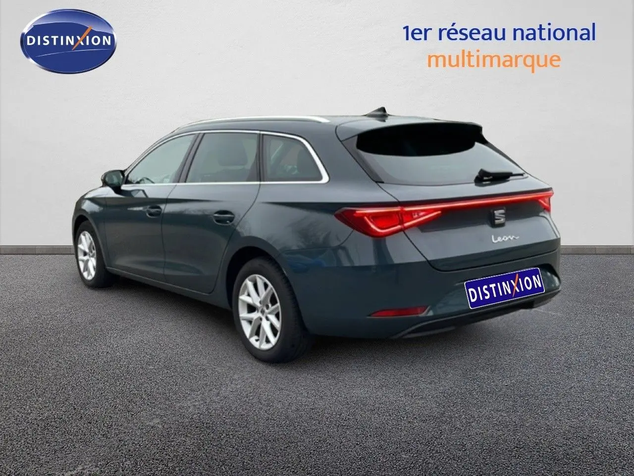 Vue 3/4 arrière droite d'une SEAT LEON ST 2025 bleu fjord avec feux arrière LED et jantes alliage.