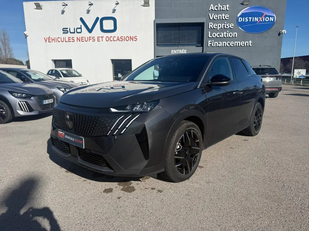 Peugeot 3008 Hybrid gris en 3/4 avant droit, avec jantes alliage noires et calandre au design distinctif.