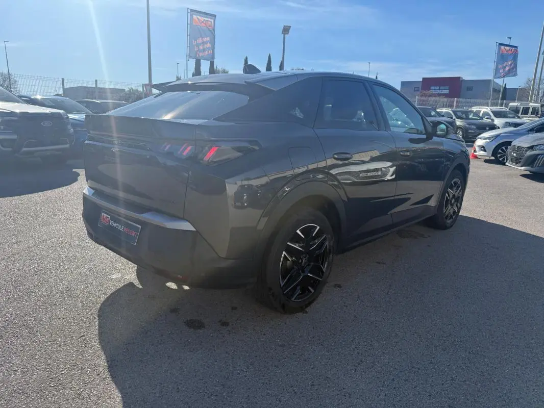 Peugeot 3008 Hybrid gris vue 3/4 arrière droit, avec jantes alliage noires et feux arrière LED distinctifs.