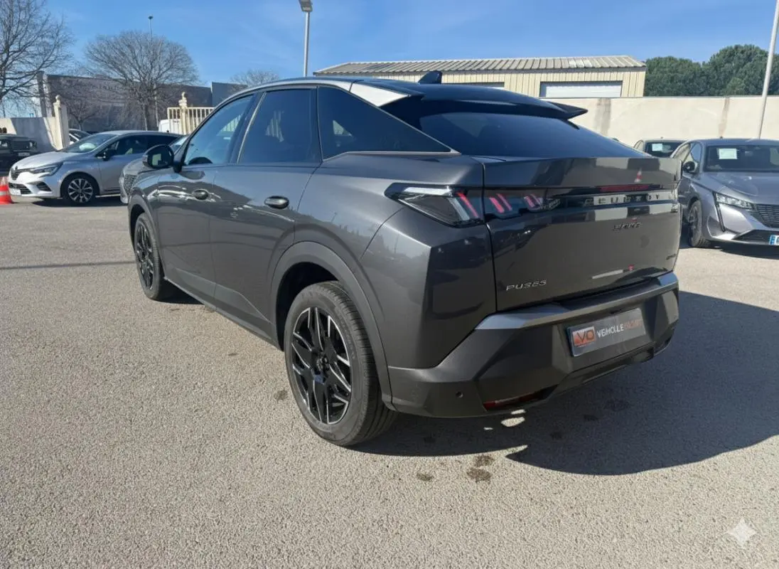 Vue 3/4 arrière droit d’un Peugeot 3008 Hybrid gris métallisé avec jantes alliage noires de 19 pouces.