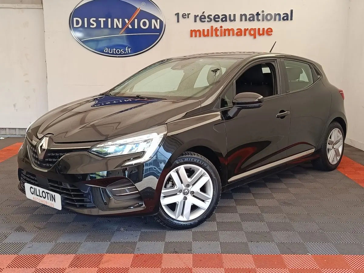 Renault Clio Business E-TECH 140 vue 3/4 avant en noir brillant avec jantes alliage et phares LED allumés.
