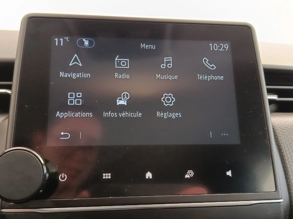 Écran tactile central de la Renault Clio Business E-TECH 140 affichant le menu principal, intérieur noir.