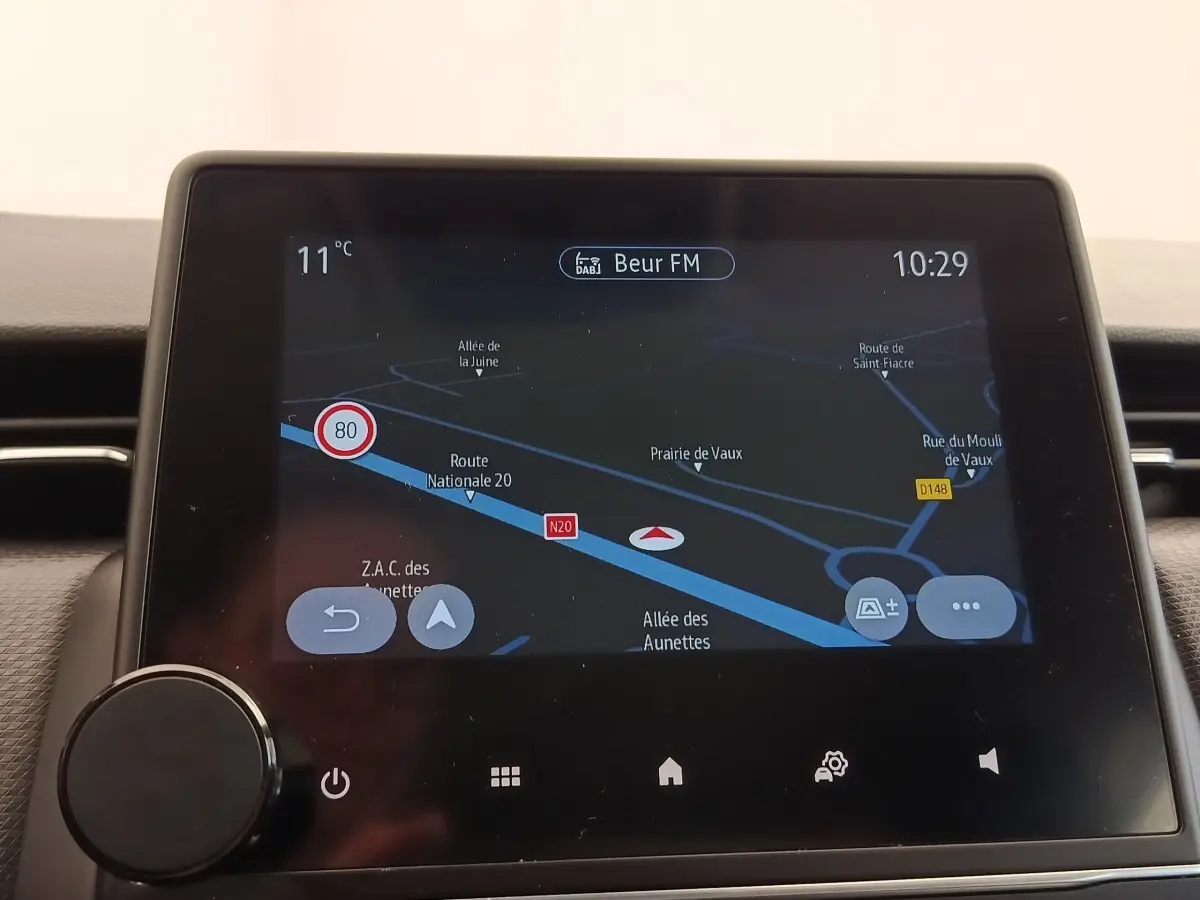 Écran tactile central de navigation 7 pouces affichant une carte routière dans un Renault Clio Business E-TECH blanc.