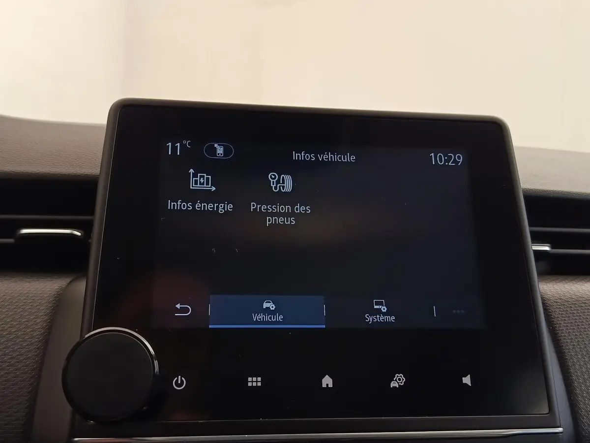 Écran tactile central de la Renault Clio Business E-TECH 140 affichant les infos énergie et pression des pneus.