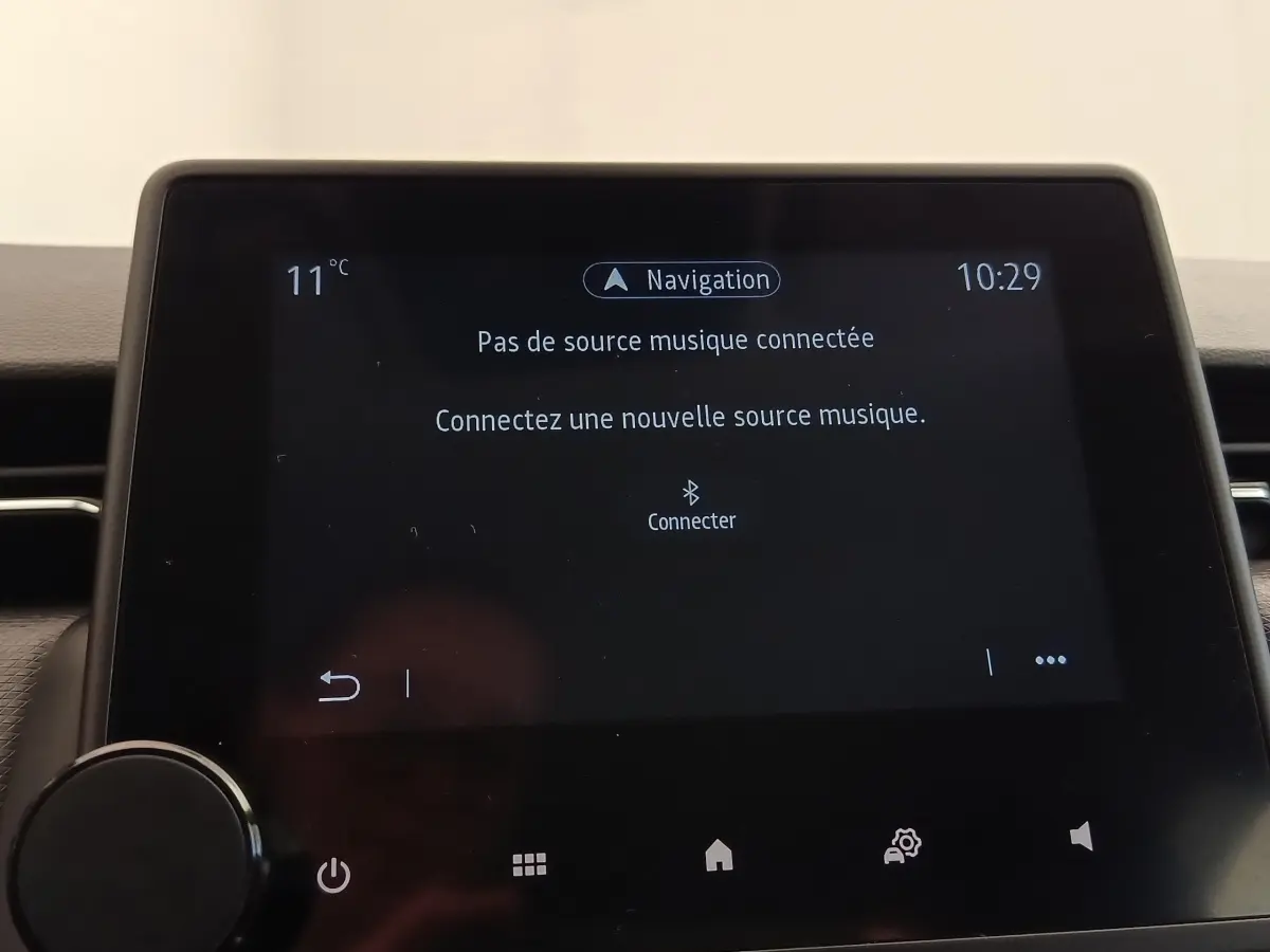 Écran tactile central du tableau de bord de la Renault Clio Business E-TECH 140 affichant le menu de connexion musique.