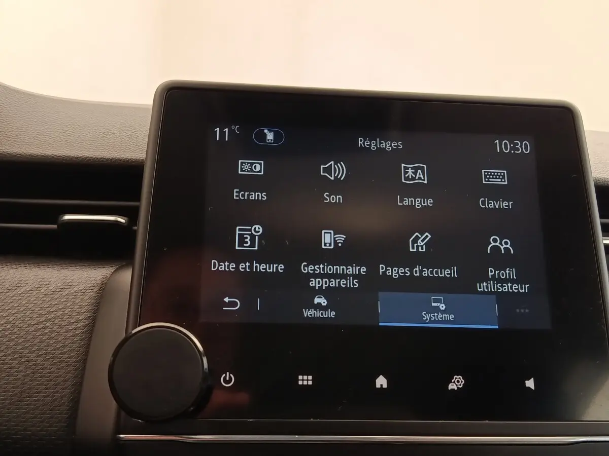 Écran tactile central de la Renault Clio Business E-TECH 140 blanc, affichant le menu Réglages à 10h30.