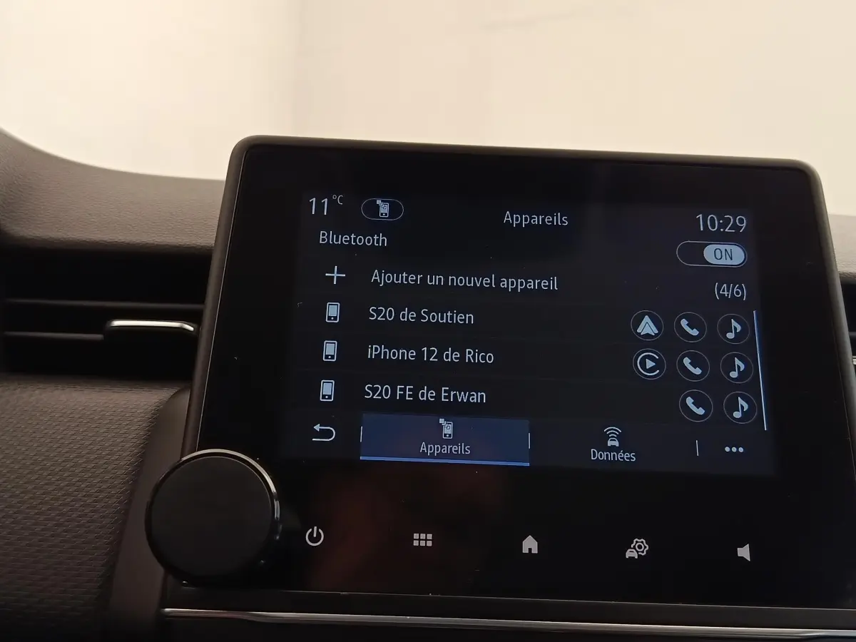 Écran tactile central de la Renault Clio Business E-TECH 140 blanc, affichant menu Bluetooth et connexions appareils.