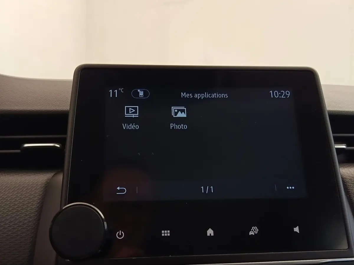 Écran tactile central de la Renault Clio Business E-TECH 140 affichant les applications vidéo et photo.
