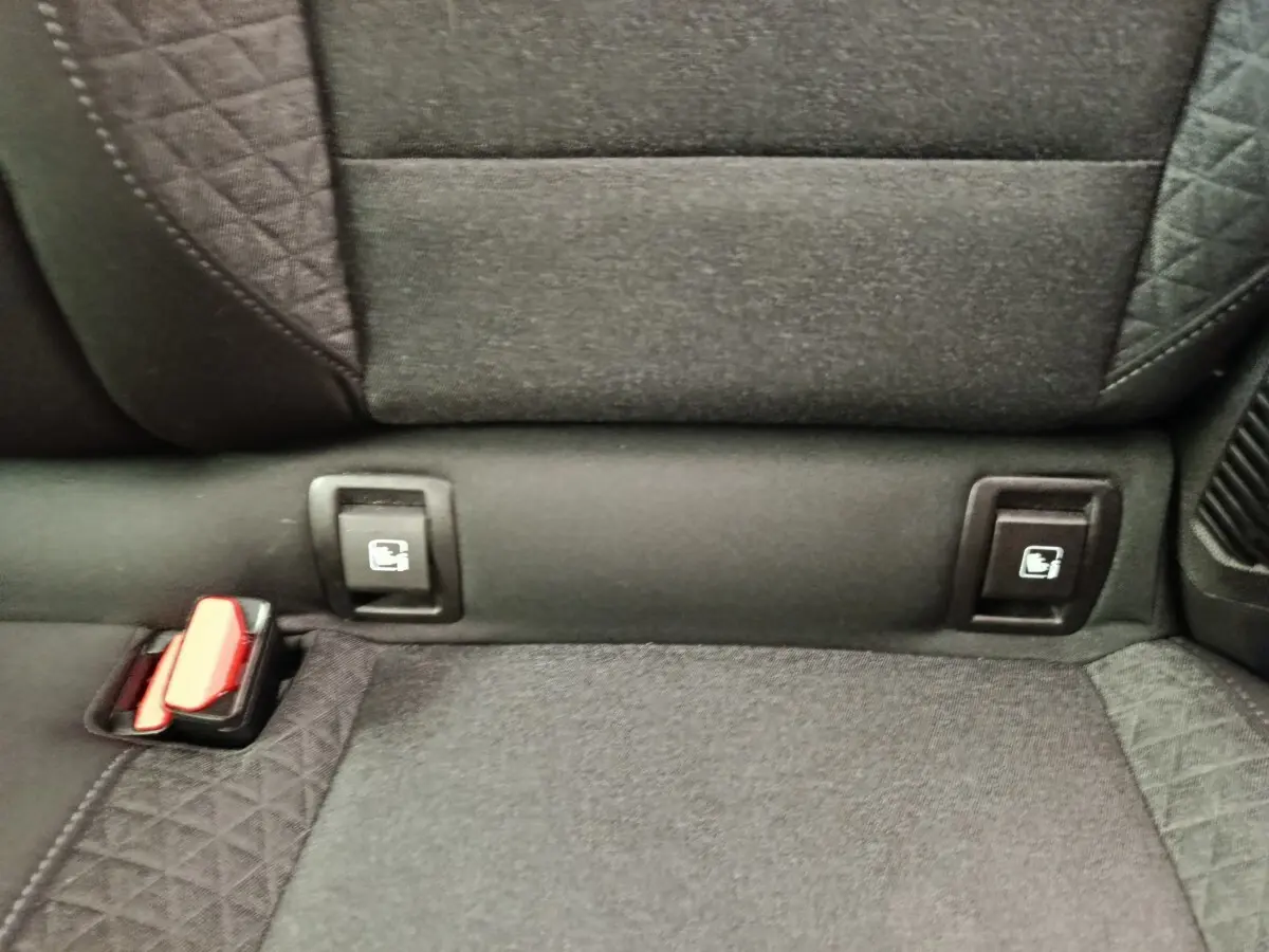 Détail de la banquette arrière noire de la Renault Clio Business E-TECH 140 avec fixations Isofix visibles.