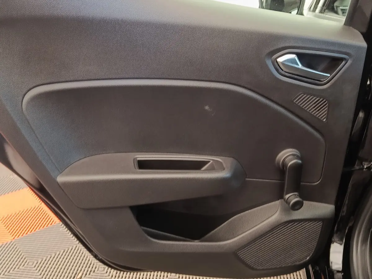 Détail de la porte arrière droite noire de Renault Clio Business E-TECH 140 avec poignée de vitre manuelle.