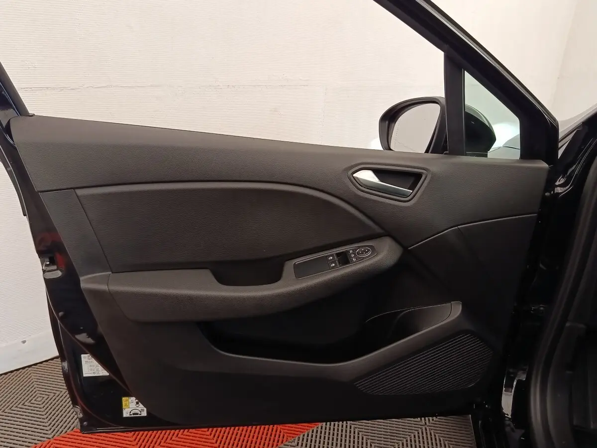 Vue intérieure de la porte avant gauche noire de la Renault Clio Business E-TECH 140, avec commandes électriques.