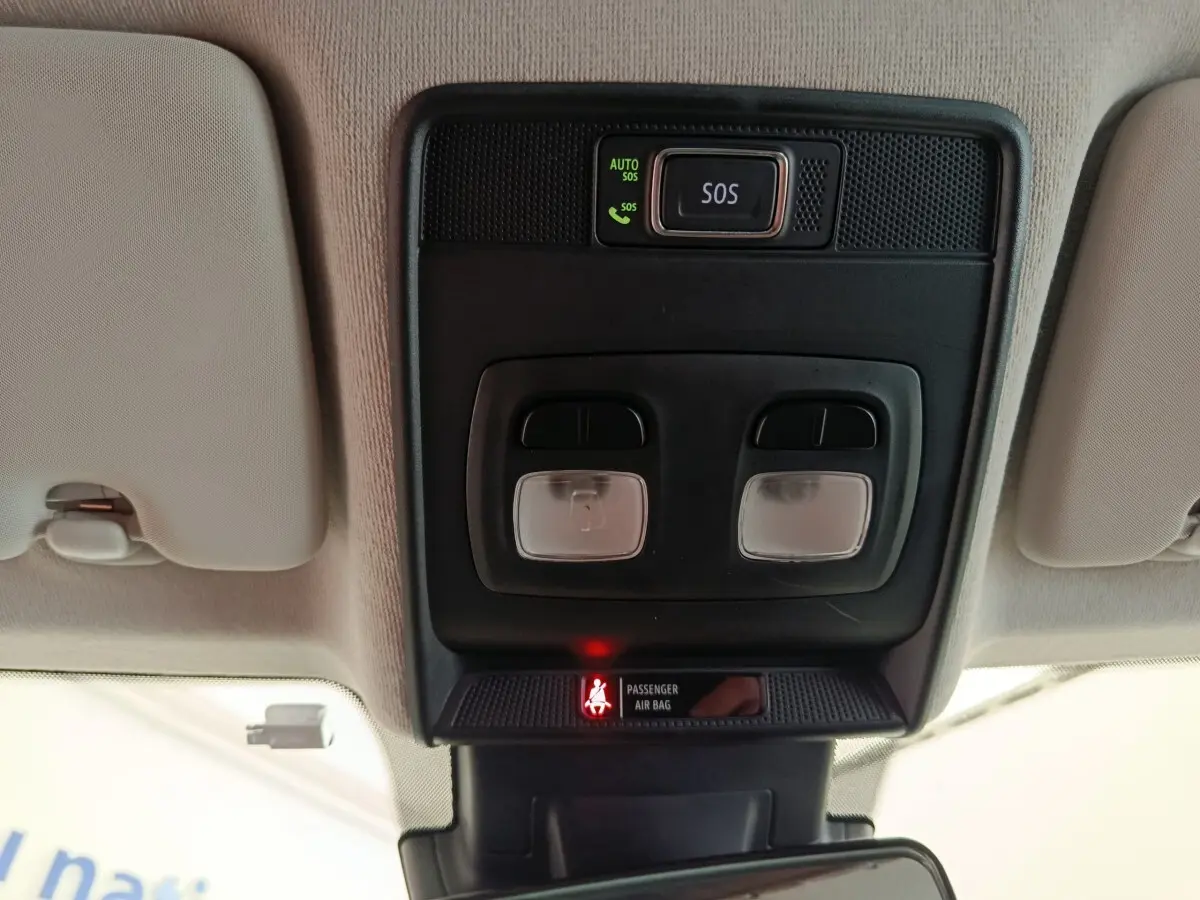 Vue en gros plan du plafonnier intérieur noir avec boutons d’éclairage et bouton SOS de la Renault Clio Business E-TECH 140.