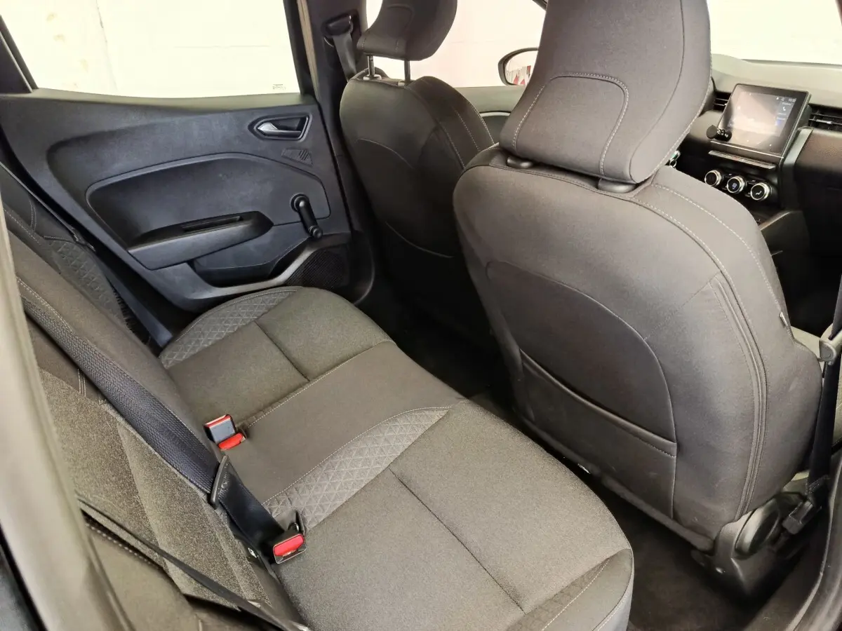 Vue intérieure arrière côté gauche de la Renault Clio Business E-TECH 140, sièges tissu gris et console centrale avec écran tactile.