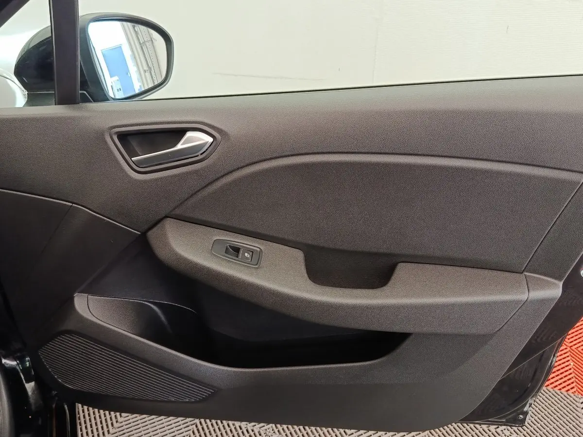 Gros plan sur la porte intérieure côté conducteur de la Renault Clio Business E-TECH 140, avec commande de vitre noire.