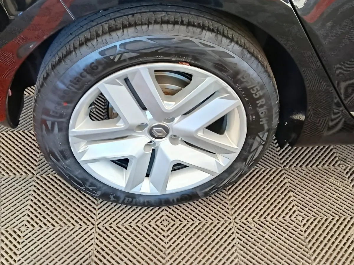 Gros plan sur la roue avant droite d’une Renault Clio Business E-TECH 140, jante argentée et pneu Continental.