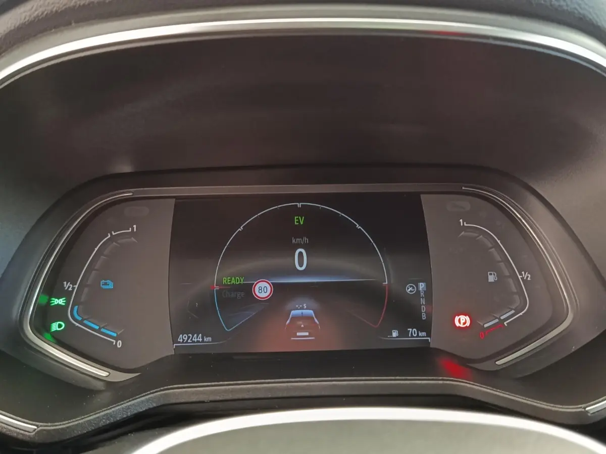 Vue rapprochée du combiné d'instruments numérique de la Renault Clio Business E-TECH 140 affichant 0 km/h et 49 244 km au compteur.