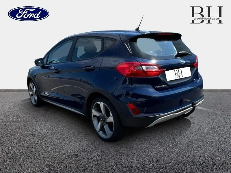 Vue 3/4 arrière droite d'une Ford Fiesta bleu Abysse avec jantes alu et feux arrière LED visibles.