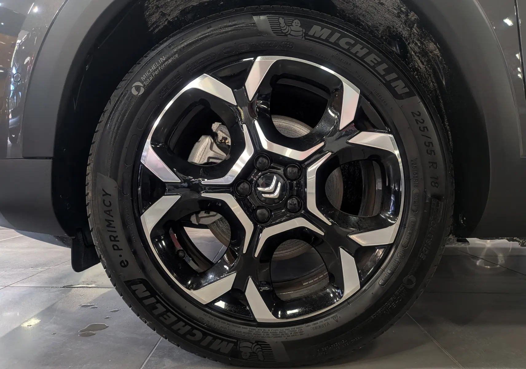 Gros plan sur la jante noire et argentée 18 pouces Michelin du Citroën C5 Aircross Gris Platinium 2025.