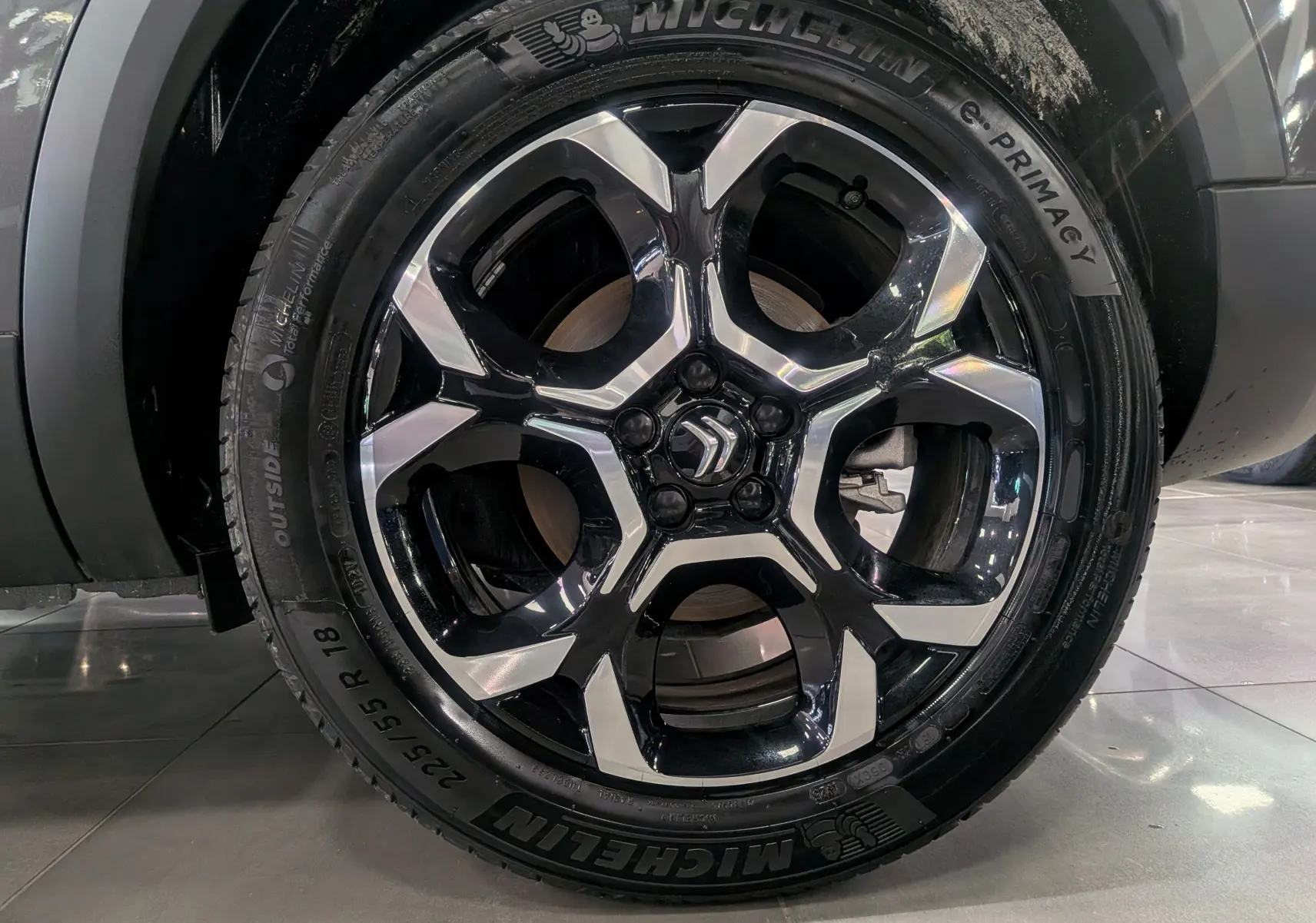 Gros plan sur la jante noire et argentée de 18 pouces avec logo Citroën, montée sur un pneu Michelin e-Primacy.