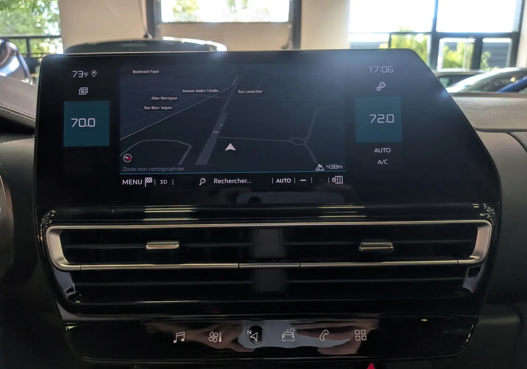 Écran tactile central du tableau de bord du Citroën C5 Aircross Hybride 2025, affichant la navigation et la climatisation.