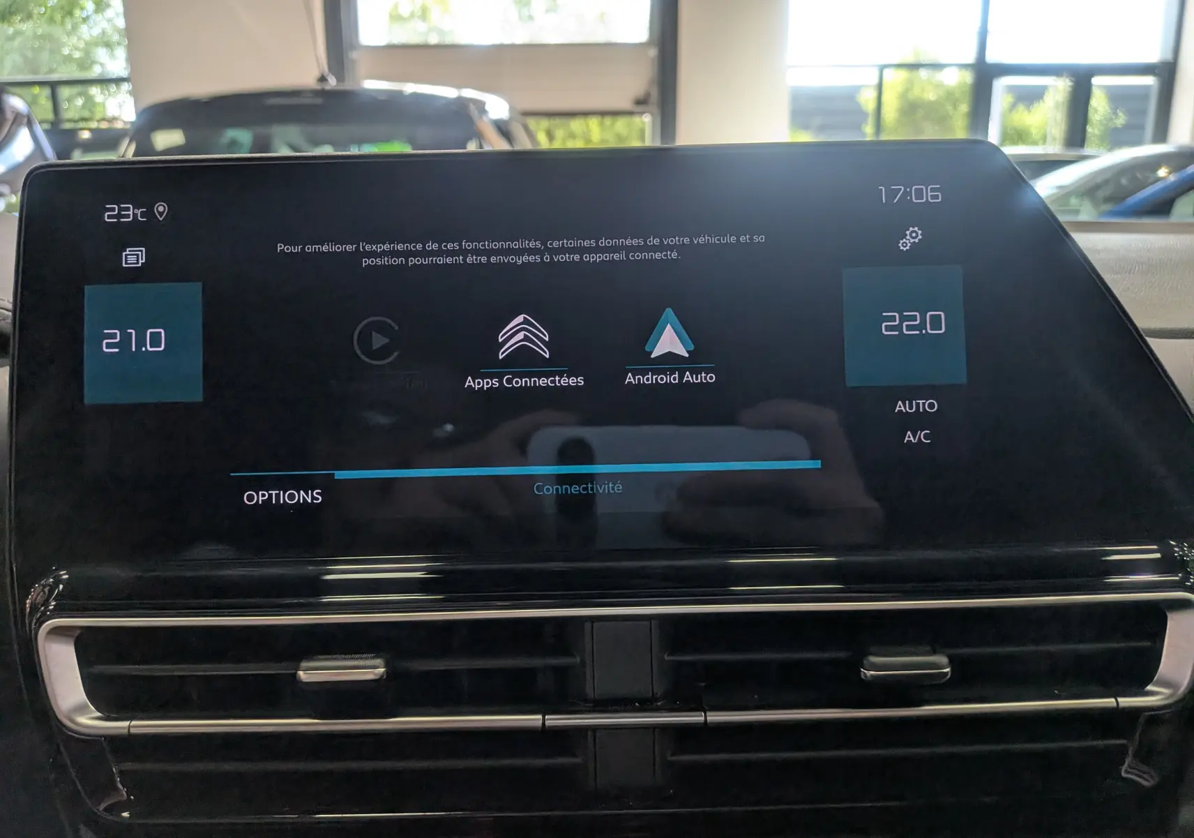 Écran tactile central du tableau de bord du Citroën C5 Aircross hybride 2025 affichant la climatisation et les applications connectées.