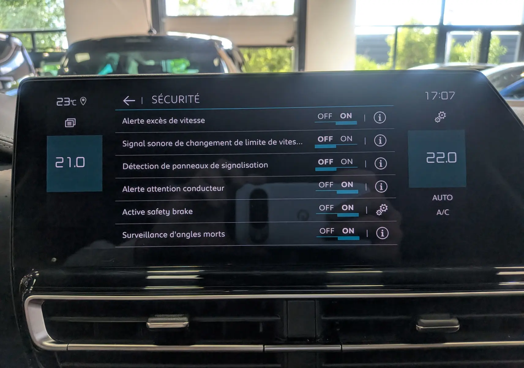 Écran tactile intérieur du Citroën C5 Aircross hybride 2025 affichant les options de sécurité activées.