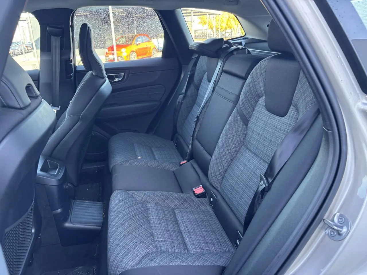 Vue intérieure côté droit des sièges arrière en tissu à motif écossais du Volvo XC60 2024 argent crépuscule métal.