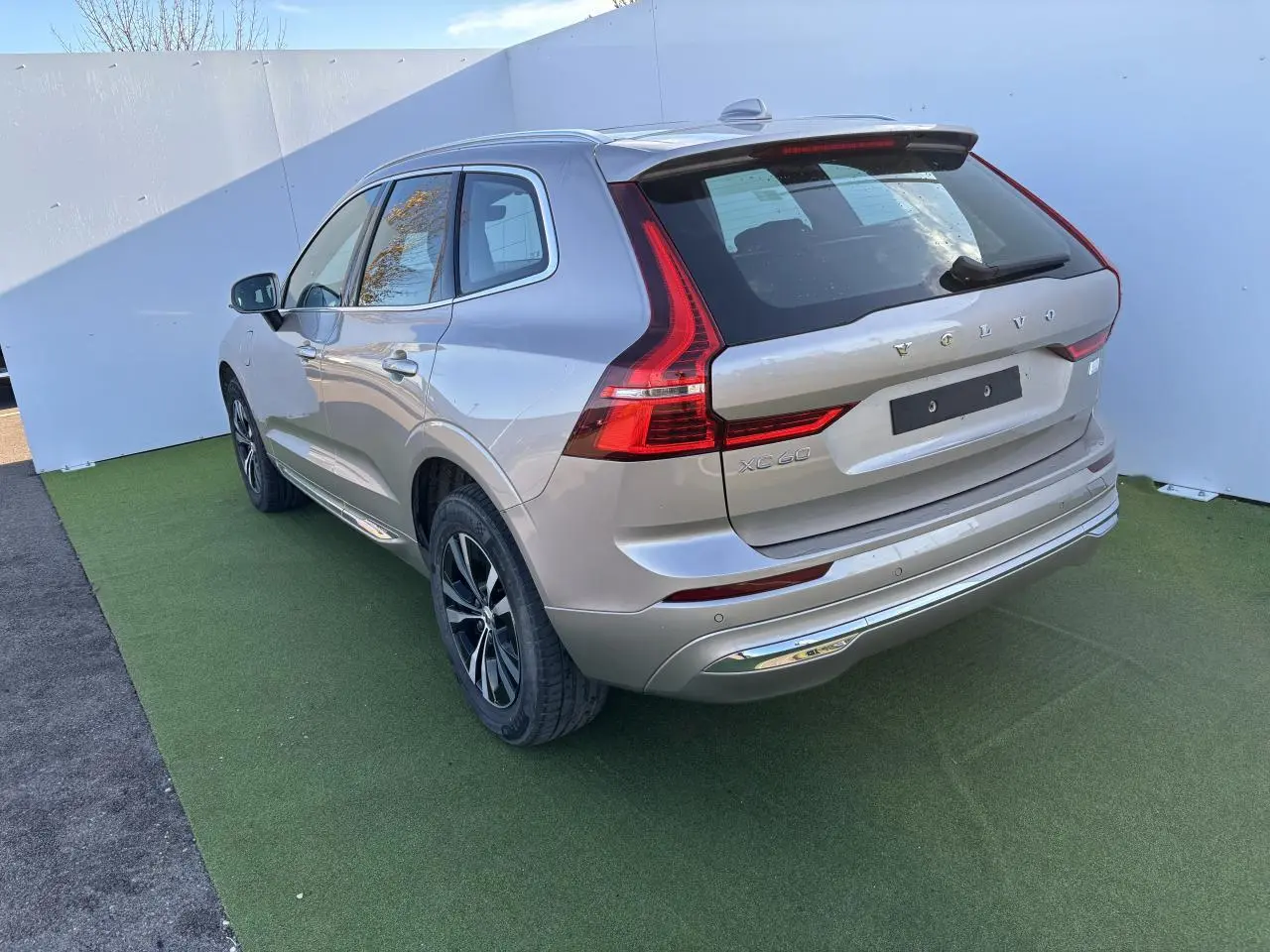 Vue 3/4 arrière droite du Volvo XC60 argent crépuscule métallisé avec feux arrière LED en forme de L inversé.