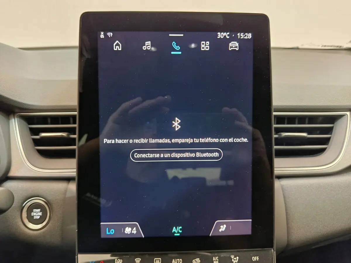 Écran tactile central allumé avec interface Bluetooth sur tableau de bord gris du Renault Captur 2025.