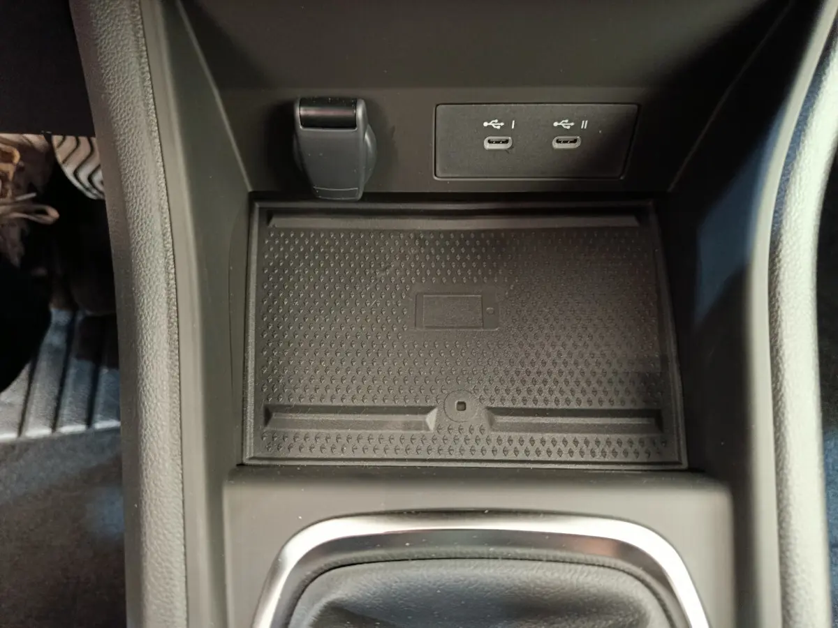 Gros plan sur la console centrale noire du Renault Captur 2025 avec ports USB-C et espace de rangement antidérapant.