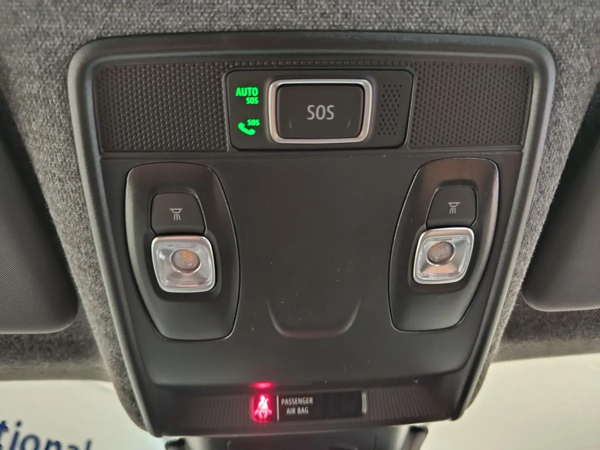 Vue en gros plan du plafonnier noir avec boutons d'éclairage et alerte SOS du Renault Captur gris foncé 2025.