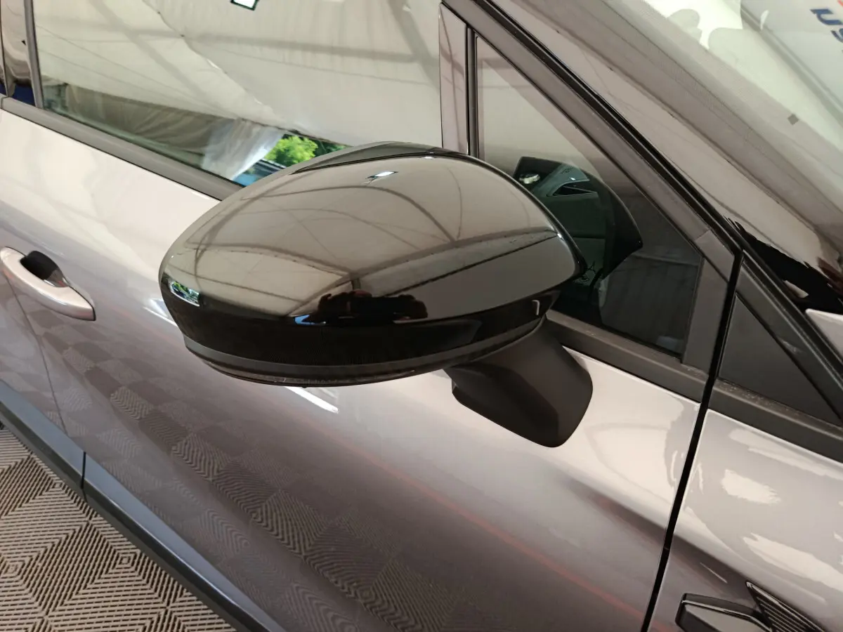 Rétroviseur noir brillant côté gauche sur porte gris foncé d'un Renault Captur Techno Eco-G 2025.