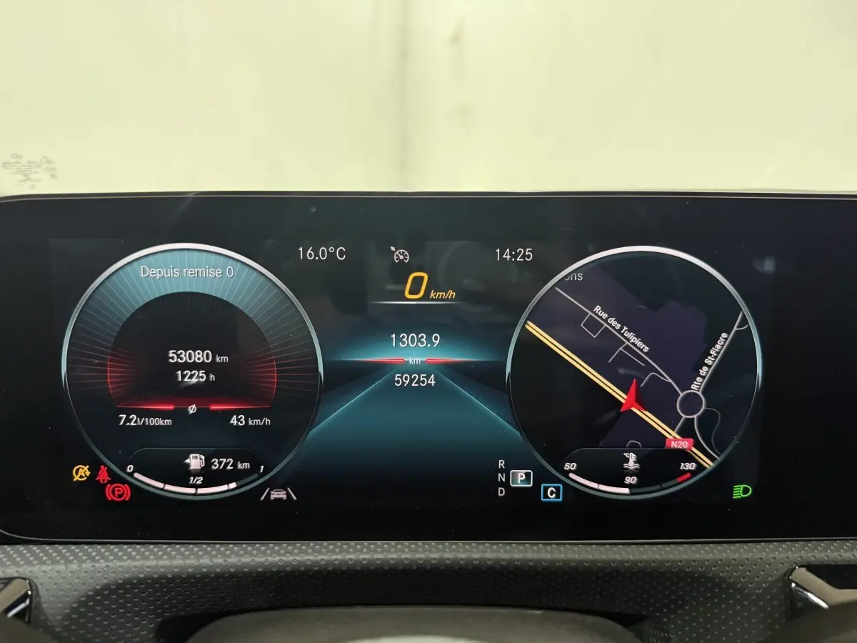 Affichage numérique du tableau de bord de la Mercedes Classe A 200 AMG Line 2021, avec navigation et indicateurs de vitesse.