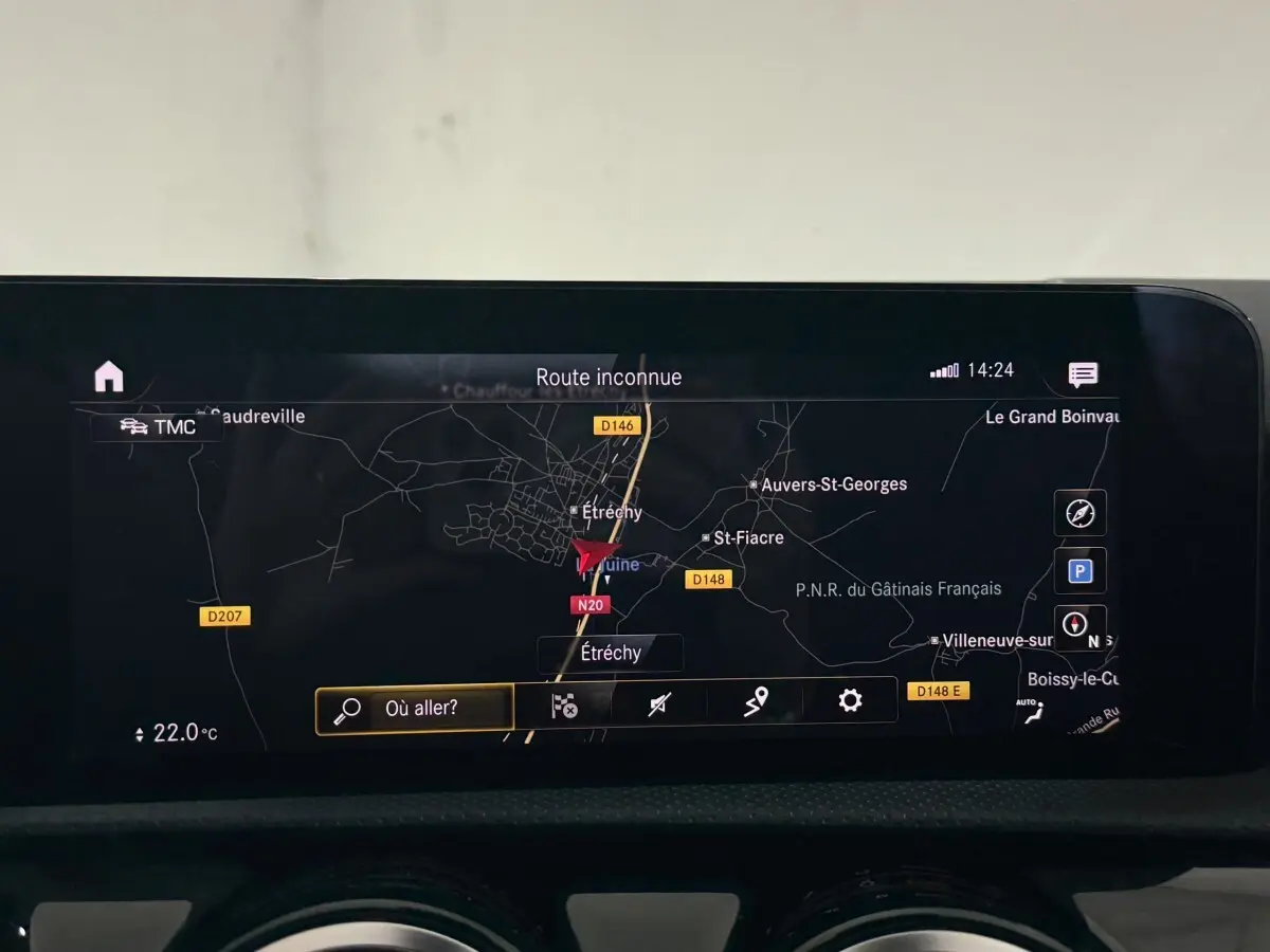 Écran tactile de navigation 10,3 pouces dans le tableau de bord d’une Mercedes Classe A 200 AMG Line gris foncé.