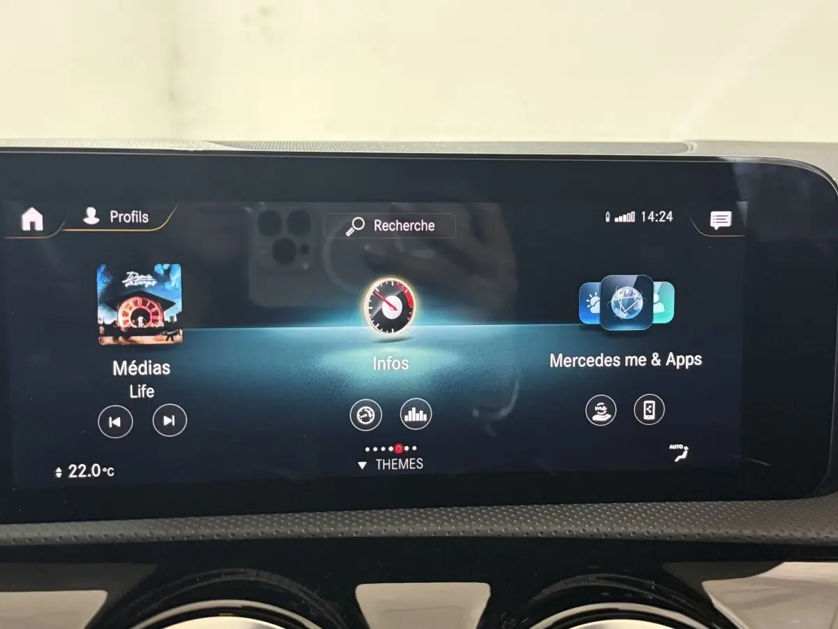 Écran tactile central de la Mercedes Classe A 200 AMG Line 2021 affichant médias et applications, intérieur noir.